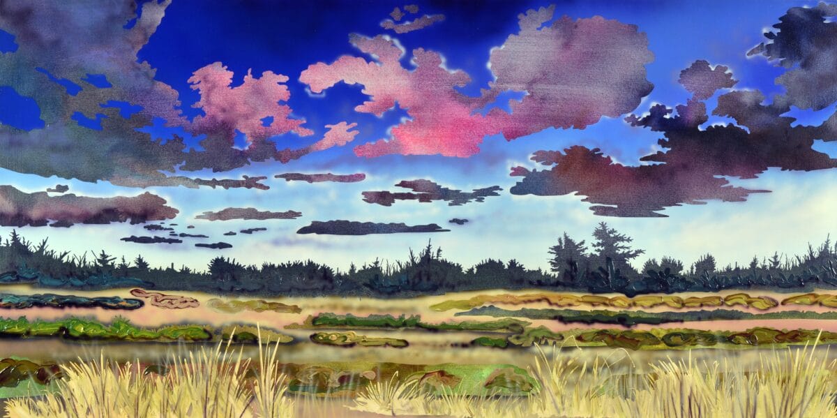 Un paysage aquarelle vibrant présente des herbes hautes et un marais, avec des arbres vert foncé en arrière-plan et un ciel dramatique rempli de nuages roses, violets et bleus au coucher du soleil.