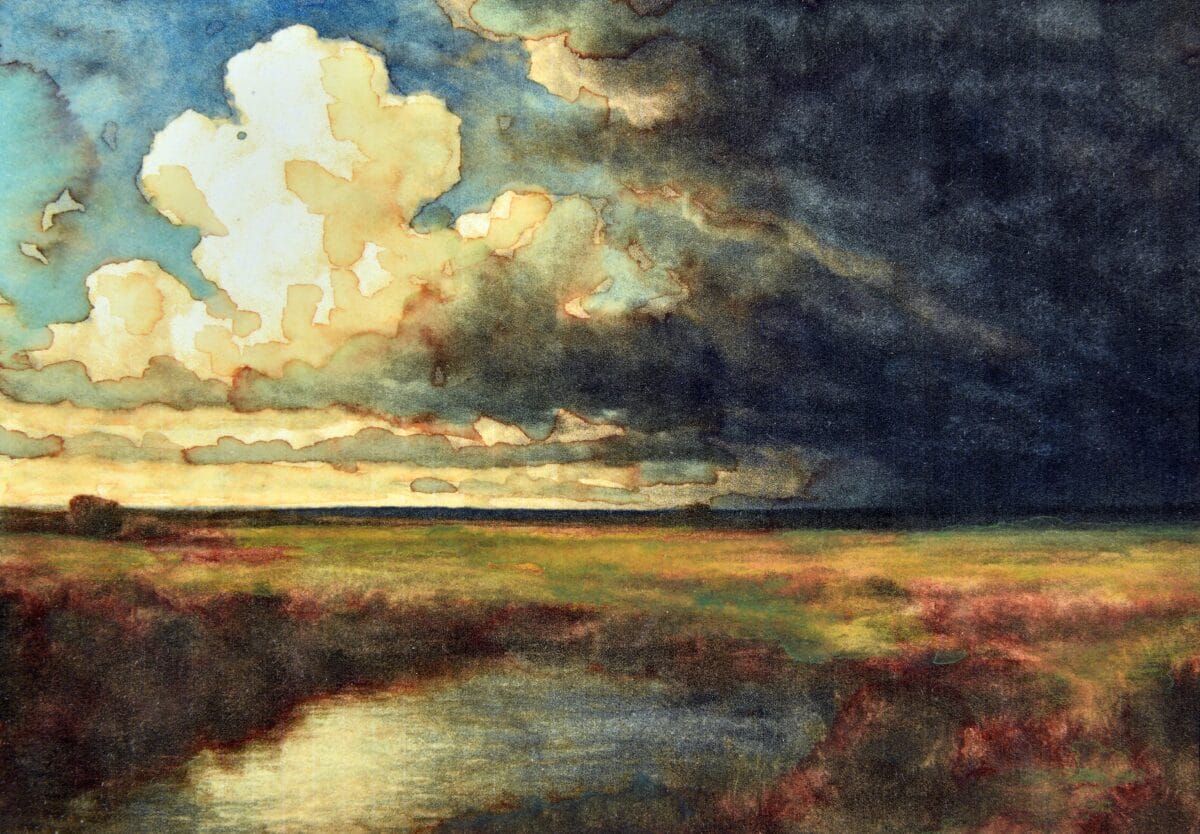 Une peinture de paysage vivante montre un champ avec un ruisseau sous un ciel dramatique, où des nuages brillants rencontrent un orage sombre qui approche. La lumière du soleil illumine l'herbe tandis que des ombres tombent sur une partie du terrain.