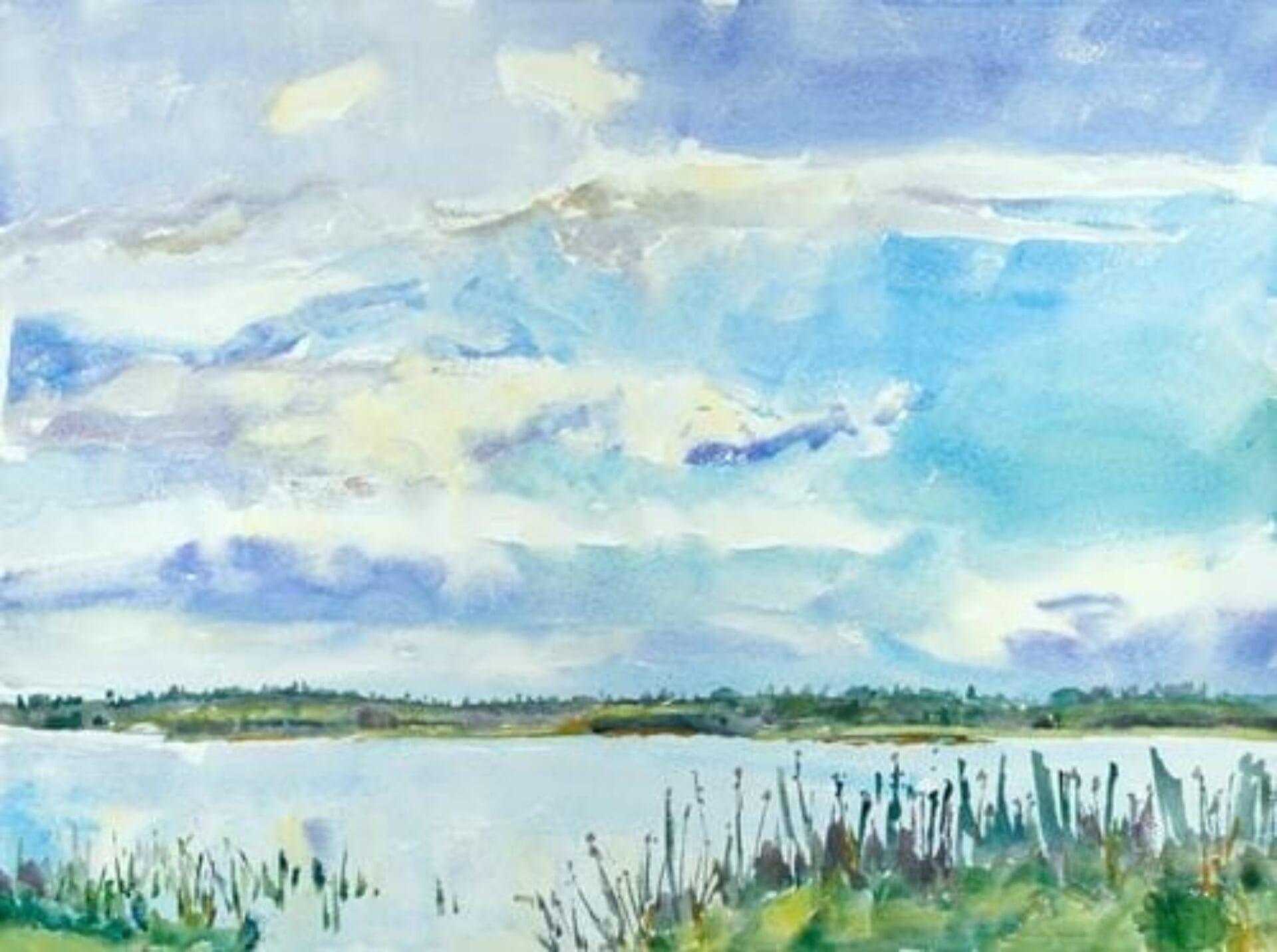 Une peinture à l'aquarelle d'un lac calme avec de hautes herbes au premier plan, une ligne d'arbres lointaine à l'horizon et un ciel rempli de nuages doux, bleus et blancs.